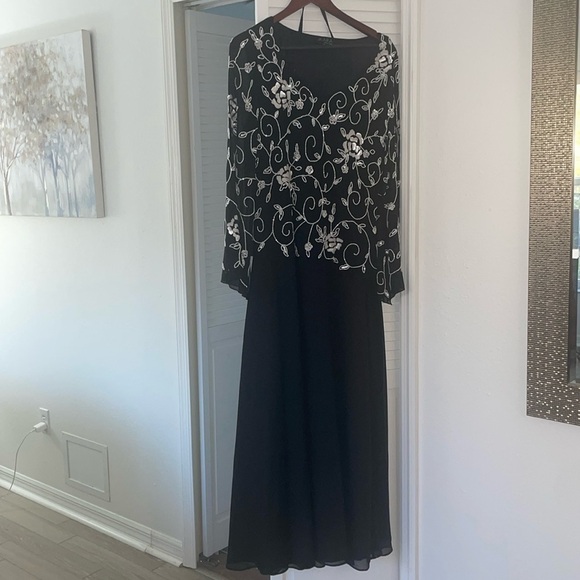 J Kara Dresses & Skirts - EUC JKara Black Dress with white floral beeding Size 16